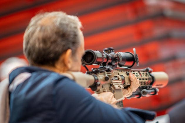 Blick in die Ausstellungshallen und auf das Messegelände - Messestand Heckler & Koch mit Handfeuerwaffen und Maschinengewehren;Rüstungsmesse Euro Defence Expo 2026 in Essen, Deutschland, Essen Nordrhein-Westfalen Deutschland Messegelände