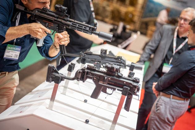 Blick in die Ausstellungshallen und auf das Messegelände - Messestand Heckler & Koch mit Handfeuerwaffen und Maschinengewehren;Rüstungsmesse Euro Defence Expo 2026 in Essen, Deutschland, Essen Nordrhein-Westfalen Deutschland Messegelände