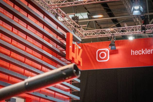 Blick in die Ausstellungshallen und auf das Messegelände - Messestand Heckler & Koch mit Handfeuerwaffen und Maschinengewehren;Rüstungsmesse Euro Defence Expo 2026 in Essen, Deutschland, Essen Nordrhein-Westfalen Deutschland Messegelände