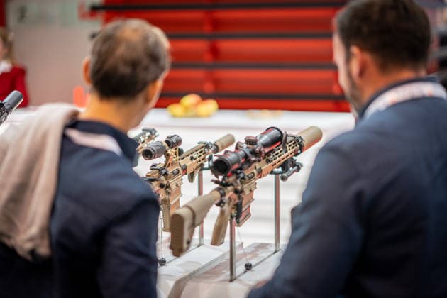 Blick in die Ausstellungshallen und auf das Messegelände - Messestand Heckler & Koch mit Handfeuerwaffen und Maschinengewehren;Rüstungsmesse Euro Defence Expo 2026 in Essen, Deutschland, Essen Nordrhein-Westfalen Deutschland Messegelände