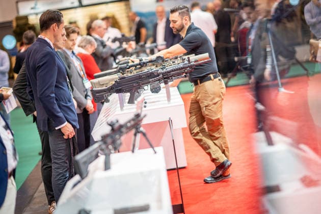 Blick in die Ausstellungshallen und auf das Messegelände - Messestand Heckler & Koch mit Handfeuerwaffen und Maschinengewehren;Rüstungsmesse Euro Defence Expo 2026 in Essen, Deutschland, Essen Nordrhein-Westfalen Deutschland Messegelände
