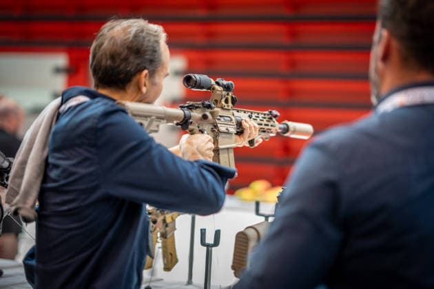 Blick in die Ausstellungshallen und auf das Messegelände - Messestand Heckler & Koch mit Handfeuerwaffen und Maschinengewehren;Rüstungsmesse Euro Defence Expo 2026 in Essen, Deutschland, Essen Nordrhein-Westfalen Deutschland Messegelände
