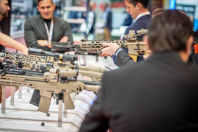 Blick in die Ausstellungshallen und auf das Messegelände - Messestand Heckler & Koch mit Handfeuerwaffen und Maschinengewehren;Rüstungsmesse Euro Defence Expo 2026 in Essen, Deutschland, Essen Nordrhein-Westfalen Deutschland Messegelände