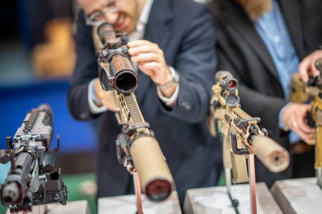 Blick in die Ausstellungshallen und auf das Messegelände - Messestand Heckler & Koch mit Handfeuerwaffen und Maschinengewehren;Rüstungsmesse Euro Defence Expo 2026 in Essen, Deutschland, Essen Nordrhein-Westfalen Deutschland Messegelände