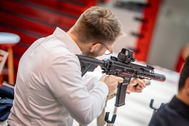 Blick in die Ausstellungshallen und auf das Messegelände - Messestand Heckler & Koch mit Handfeuerwaffen und Maschinengewehren;Rüstungsmesse Euro Defence Expo 2026 in Essen, Deutschland, Essen Nordrhein-Westfalen Deutschland Messegelände