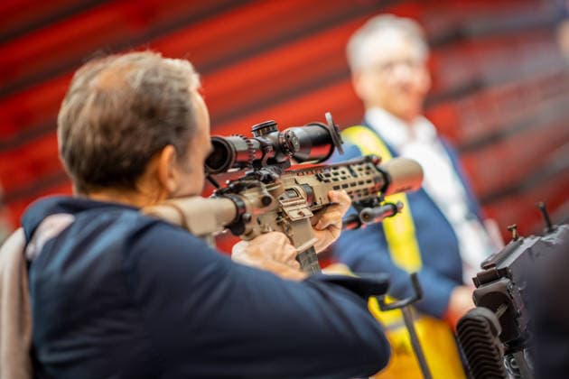 Blick in die Ausstellungshallen und auf das Messegelände - Messestand Heckler & Koch mit Handfeuerwaffen und Maschinengewehren;Rüstungsmesse Euro Defence Expo 2026 in Essen, Deutschland, Essen Nordrhein-Westfalen Deutschland Messegelände