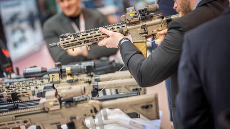 Blick in die Ausstellungshallen und auf das Messegelände - Messestand Heckler & Koch mit Handfeuerwaffen und Maschinengewehren;Rüstungsmesse Euro Defence Expo 2026 in Essen, Deutschland, Essen Nordrhein-Westfalen Deutschland Messegelände