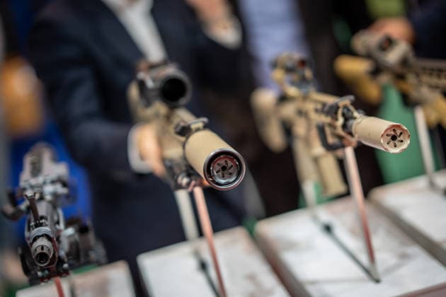Blick in die Ausstellungshallen und auf das Messegelände - Messestand Heckler & Koch mit Handfeuerwaffen und Maschinengewehren;Rüstungsmesse Euro Defence Expo 2026 in Essen, Deutschland, Essen Nordrhein-Westfalen Deutschland Messegelände