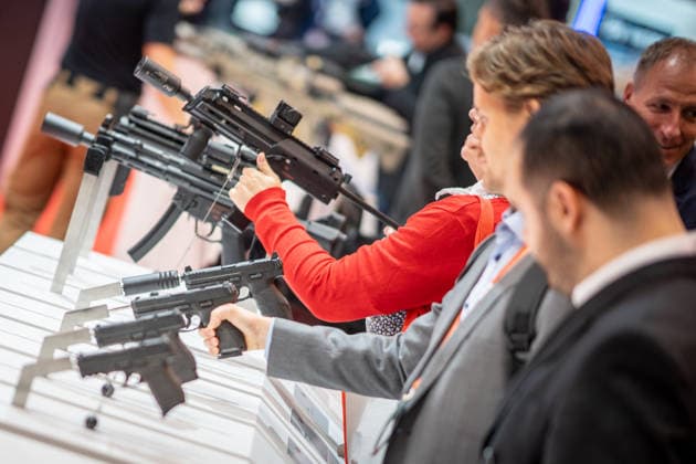 Blick in die Ausstellungshallen und auf das Messegelände - Messestand Heckler & Koch mit Handfeuerwaffen und Maschinengewehren;Rüstungsmesse Euro Defence Expo 2026 in Essen, Deutschland, Essen Nordrhein-Westfalen Deutschland Messegelände