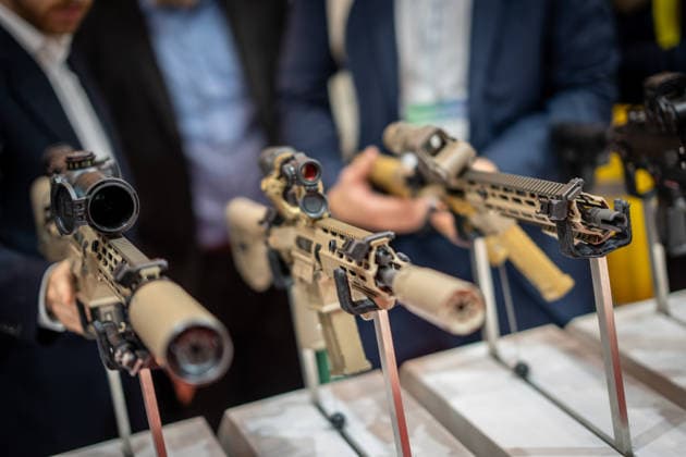 Blick in die Ausstellungshallen und auf das Messegelände - Messestand Heckler & Koch mit Handfeuerwaffen und Maschinengewehren;Rüstungsmesse Euro Defence Expo 2026 in Essen, Deutschland, Essen Nordrhein-Westfalen Deutschland Messegelände