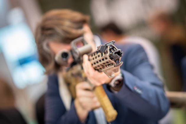 Blick in die Ausstellungshallen und auf das Messegelände - Messestand Heckler & Koch mit Handfeuerwaffen und Maschinengewehren;Rüstungsmesse Euro Defence Expo 2026 in Essen, Deutschland, Essen Nordrhein-Westfalen Deutschland Messegelände