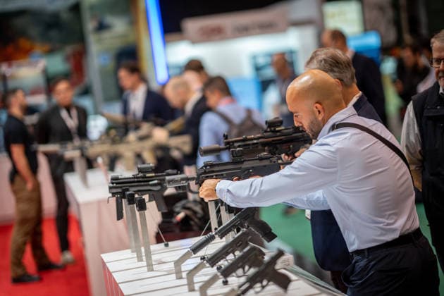Blick in die Ausstellungshallen und auf das Messegelände - Messestand Heckler & Koch mit Handfeuerwaffen und Maschinengewehren;Rüstungsmesse Euro Defence Expo 2026 in Essen, Deutschland, Essen Nordrhein-Westfalen Deutschland Messegelände