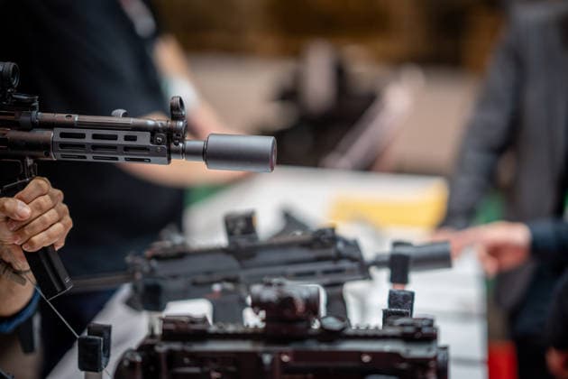 Blick in die Ausstellungshallen und auf das Messegelände - Messestand Heckler & Koch mit Handfeuerwaffen und Maschinengewehren;Rüstungsmesse Euro Defence Expo 2026 in Essen, Deutschland, Essen Nordrhein-Westfalen Deutschland Messegelände