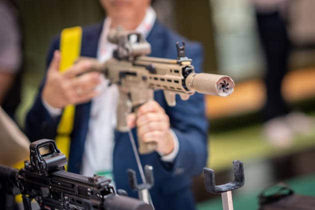 Blick in die Ausstellungshallen und auf das Messegelände - Messestand Heckler & Koch mit Handfeuerwaffen und Maschinengewehren;Rüstungsmesse Euro Defence Expo 2026 in Essen, Deutschland, Essen Nordrhein-Westfalen Deutschland Messegelände