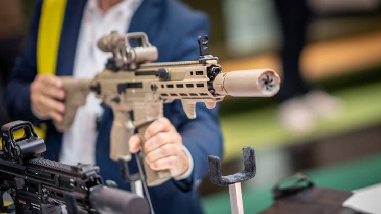 Blick in die Ausstellungshallen und auf das Messegelände - Messestand Heckler & Koch mit Handfeuerwaffen und Maschinengewehren;Rüstungsmesse Euro Defence Expo 2026 in Essen, Deutschland, Essen Nordrhein-Westfalen Deutschland Messegelände