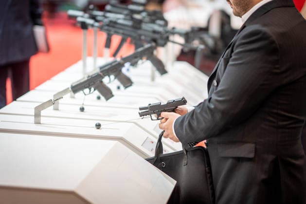 Blick in die Ausstellungshallen und auf das Messegelände - Messestand Heckler & Koch mit Handfeuerwaffen und Maschinengewehren;Rüstungsmesse Euro Defence Expo 2026 in Essen, Deutschland, Essen Nordrhein-Westfalen Deutschland Messegelände