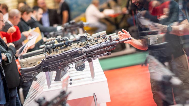 Blick in die Ausstellungshallen und auf das Messegelände - Messestand Heckler & Koch mit Handfeuerwaffen und Maschinengewehren;Rüstungsmesse Euro Defence Expo 2026 in Essen, Deutschland, Essen Nordrhein-Westfalen Deutschland Messegelände