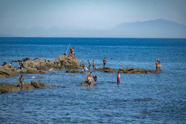Police Once Again Break Up the Illegal Market at Trampolín Beach After Street Vending Resumes Several migrants at Trampolín Beach on September 23, 2026, in Ceuta, Spain. National and local police have once again been deployed to Trampolín Beach in a second operation against street vending. The migrants set up an illegal market again after authorities arrived at night to ask them to take down their stalls. SEPTEMBER 23, 2026 Ceuta, Spain  Copyright: xMarcosxMorenox 7794217