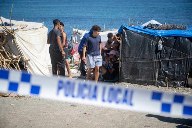 Police Once Again Break Up the Illegal Market at Trampolín Beach After Street Vending Resumes Several migrants at Trampolín Beach on September 23, 2026, in Ceuta, Spain. National and local police have once again been deployed to Trampolín Beach in a second operation against street vending. The migrants set up an illegal market again after authorities arrived at night to ask them to take down their stalls. SEPTEMBER 23, 2026 Ceuta, Spain  Copyright: xMarcosxMorenox 7794222