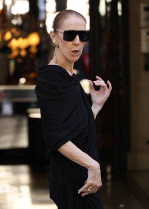 Celine Dion comes out to greet and thank her many fans waiting for her outside the Royal Monceau Hotel in Paris on September 23, 2026. Denis Guignebourg, Bestimage. Céline Dion comes out to greet and thank the many fans waiting for her outside the Royal Monceau Hotel in Paris on September 23, 2026, Paris, France  Copyright: xDenisxGuignebourgx xBestimagexDenisxGuignebourgx xBestimagex