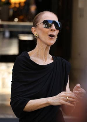 Celine Dion comes out to greet and thank her many fans waiting for her outside the Royal Monceau Hotel in Paris on September 23, 2026. Denis Guignebourg, Bestimage. Céline Dion comes out to greet and thank the many fans waiting for her outside the Royal Monceau Hotel in Paris on September 23, 2026, Paris, France  Copyright: xDenisxGuignebourgx xBestimagexDenisxGuignebourgx xBestimagex