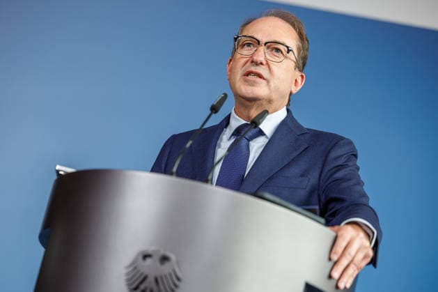 Statement Bundesinnenminister Dobrindt Pressekonferenz zum Aktionsplan Sozialleistungsmissbrauch mit Bundesinnenminister Alexander Dobrindt und Staatssekretärin Leonie Gebers (SPD) am 23.09.2026 in Berlin. Alexander Dobrindt spricht zu den Anwesenden. Berlin Berlin Deutschland Bundes Innenministerium