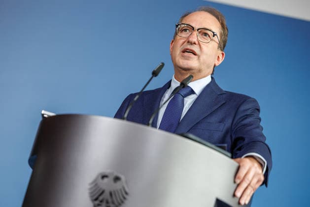 Statement Bundesinnenminister Dobrindt Pressekonferenz zum Aktionsplan Sozialleistungsmissbrauch mit Bundesinnenminister Alexander Dobrindt und Staatssekretärin Leonie Gebers (SPD) am 23.09.2026 in Berlin. Alexander Dobrindt spricht zu den Anwesenden. Berlin Berlin Deutschland Bundes Innenministerium