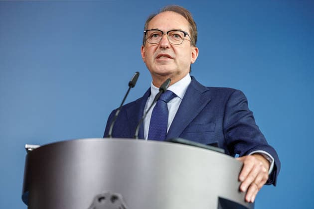 Statement Bundesinnenminister Dobrindt Pressekonferenz zum Aktionsplan Sozialleistungsmissbrauch mit Bundesinnenminister Alexander Dobrindt und Staatssekretärin Leonie Gebers (SPD) am 23.09.2026 in Berlin. Alexander Dobrindt spricht zu den Anwesenden. Berlin Berlin Deutschland Bundes Innenministerium