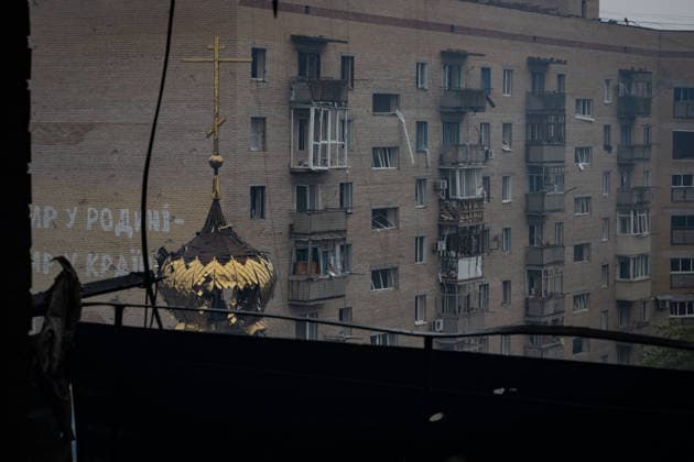 Aftermath of Russian attack on Ukraine s Kramatorsk KRAMATORSK, UKRAINE - SEPTEMBER 23: A view of the affected dome of an Orthodox church next to a damaged residential building following a Russian airstrike in Kramatorsk, Ukraine, on September 23, 2026. Francisco Richart Anadolu Kramatorsk Ukraine. Editorial use only. Please get in touch for any other usage.  Copyright: x2026xAnadoluxFranciscoxRichartx