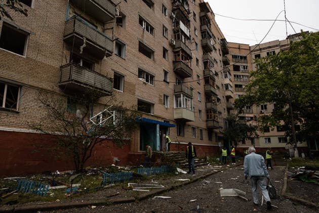 Aftermath of Russian attack on Ukraine s Kramatorsk KRAMATORSK, UKRAINE - SEPTEMBER 23: A resident walks near a damaged residential building as workers clean up debris following a Russian airstrike in Kramatorsk, Ukraine, on September 23, 2026. Francisco Richart Anadolu Kramatorsk Ukraine. Editorial use only. Please get in touch for any other usage.  Copyright: x2026xAnadoluxFranciscoxRichartx
