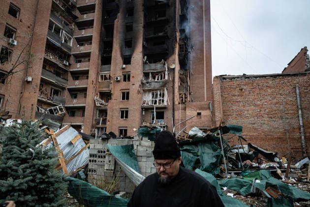 Aftermath of Russian attack on Ukraine s Kramatorsk KRAMATORSK, UKRAINE - SEPTEMBER 23: A priest stands among the ruins of a destroyed Orthodox church next to a burning building following a Russian airstrike in Kramatorsk, Ukraine, on September 23, 2026. Francisco Richart Anadolu Kramatorsk Ukraine. Editorial use only. Please get in touch for any other usage.  Copyright: x2026xAnadoluxFranciscoxRichartx
