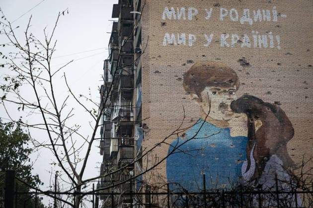 Aftermath of Russian attack on Ukraine s Kramatorsk KRAMATORSK, UKRAINE - SEPTEMBER 23: A view of a mural on a residential building damaged by shrapnel following a Russian airstrike in Kramatorsk, Ukraine, on September 23, 2026. Francisco Richart Anadolu Kramatorsk Ukraine. Editorial use only. Please get in touch for any other usage.  Copyright: x2026xAnadoluxFranciscoxRichartx