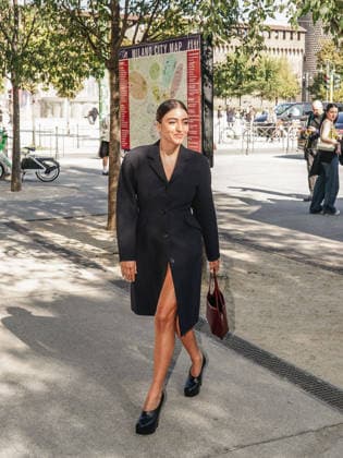 IPA88870966 - Milan, Milan Women s Fashion Week Spring Summer 2027 - Women s Fashion, Spring Summer 2027 - JIL SANDER fashion show - arrivals - pictured: Joan Thiele  Copyright: xEmanuelexRobertoxDexCarlix xx IPA88870966