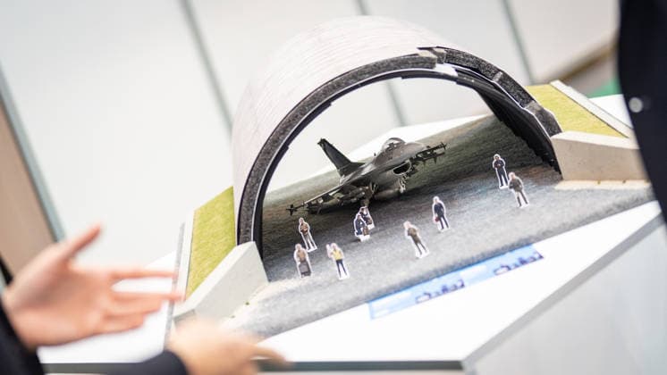 Blick in die Ausstellungshallen und auf das Messegelände - Modell eines so genannten Shelters - Flugzeughanger für Kampfflugzeuge;Rüstungsmesse Euro Defence Expo 2026 in Essen, Deutschland, Essen Nordrhein-Westfalen Deutschland Messegelände