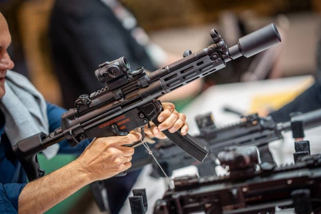 Blick in die Ausstellungshallen und auf das Messegelände - Messestand Heckler & Koch mit Handfeuerwaffen und Maschinengewehren;Rüstungsmesse Euro Defence Expo 2026 in Essen, Deutschland, Essen Nordrhein-Westfalen Deutschland Messegelände