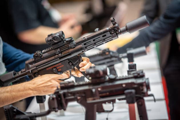 Blick in die Ausstellungshallen und auf das Messegelände - Messestand Heckler & Koch mit Handfeuerwaffen und Maschinengewehren;Rüstungsmesse Euro Defence Expo 2026 in Essen, Deutschland, Essen Nordrhein-Westfalen Deutschland Messegelände