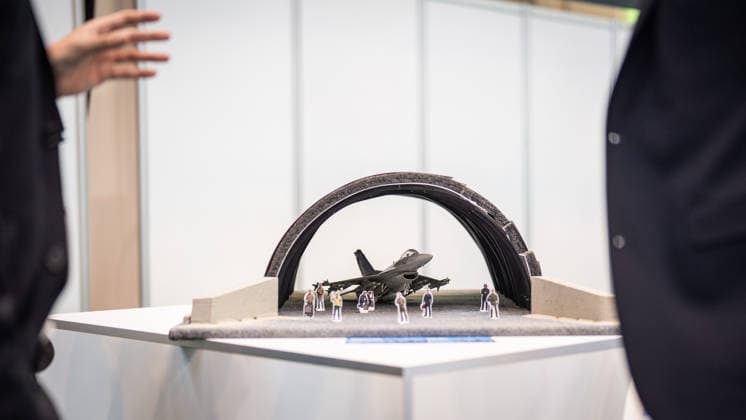Blick in die Ausstellungshallen und auf das Messegelände - Modell eines so genannten Shelters - Flugzeughanger für Kampfflugzeuge;Rüstungsmesse Euro Defence Expo 2026 in Essen, Deutschland, Essen Nordrhein-Westfalen Deutschland Messegelände