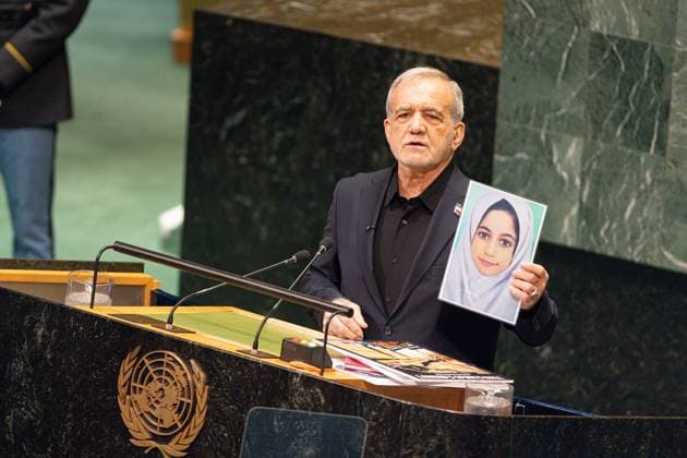 September 23, 2026, New York City, USA: Iranian President Masoud Pezeshkian holds up a photograph of a young girl during his address on the second day of the General Debate of the 81st session of the United Nations General Assembly at the UN Headquarters in New York City. New York City USA - ZUMAl194 20260923_zip_l194_021 Copyright: xMarekxLadzinskix