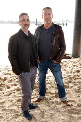 Denis Moschitto und Wotan Wilke Möhring beim Fototermin am Set des ARD-Krimis Tatort - Schwere See am Falkensteiner Ufer. Hamburg, 23.09.2026