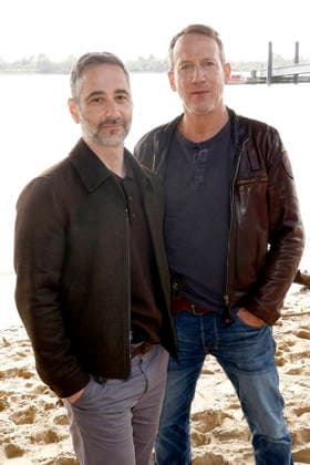Denis Moschitto und Wotan Wilke Möhring beim Fototermin am Set des ARD-Krimis Tatort - Schwere See am Falkensteiner Ufer. Hamburg, 23.09.2026