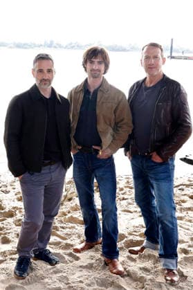 Denis Moschitto, Aaron Hilmer und Wotan Wilke Möhring beim Fototermin am Set des ARD-Krimis Tatort - Schwere See am Falkensteiner Ufer. Hamburg, 23.09.2026
