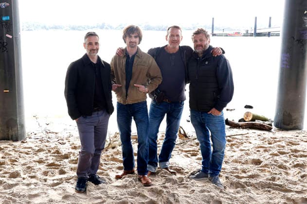 Denis Moschitto, Aaron Hilmer, Wotan Wilke Möhring und Max Zähle beim Fototermin am Set des ARD-Krimis Tatort - Schwere See am Falkensteiner Ufer. Hamburg, 23.09.2026