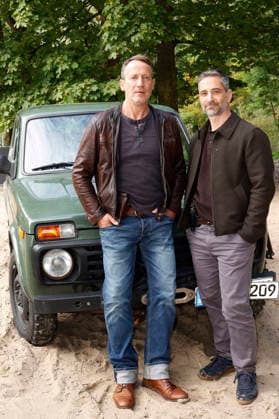 Wotan Wilke Möhring und Denis Moschitto beim Fototermin am Set des ARD-Krimis Tatort - Schwere See am Falkensteiner Ufer. Hamburg, 23.09.2026