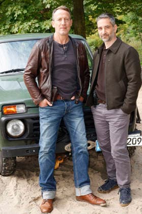 Wotan Wilke Möhring und Denis Moschitto beim Fototermin am Set des ARD-Krimis Tatort - Schwere See am Falkensteiner Ufer. Hamburg, 23.09.2026