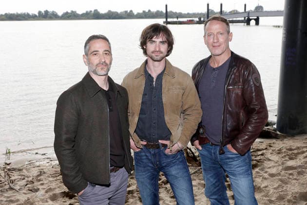 Denis Moschitto, Aaron Hilmer und Wotan Wilke Möhring beim Fototermin am Set des ARD-Krimis Tatort - Schwere See am Falkensteiner Ufer. Hamburg, 23.09.2026