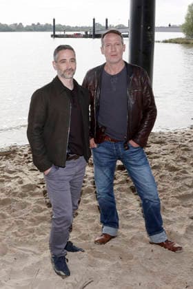 Denis Moschitto und Wotan Wilke Möhring beim Fototermin am Set des ARD-Krimis Tatort - Schwere See am Falkensteiner Ufer. Hamburg, 23.09.2026
