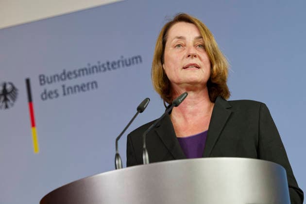 10-Punkte-Plan gegen Sozialbetrug 2026-09-23 Deutschland, Berlin Leonie Gebers (SPD), Staatssekretärin im Bundesminsterium für Arbeit und Soziales, und der Bundesinnenminister erläutern vor der Presse den vom Kabinett beschlossenen 10-Punkte-Plan der Bundesregierung gegen Sozialbetrug.