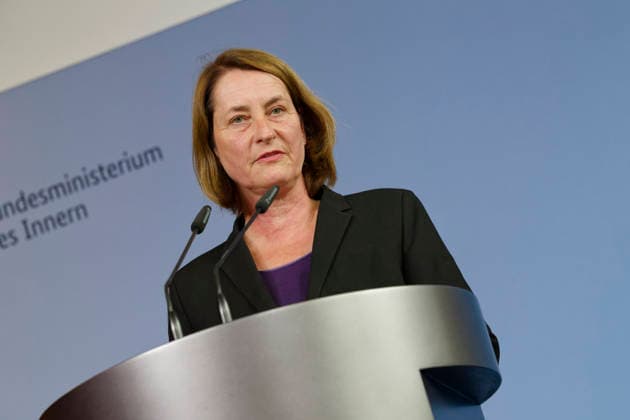 10-Punkte-Plan gegen Sozialbetrug 2026-09-23 Deutschland, Berlin Leonie Gebers (SPD), Staatssekretärin im Bundesminsterium für Arbeit und Soziales, und der Bundesinnenminister erläutern vor der Presse den vom Kabinett beschlossenen 10-Punkte-Plan der Bundesregierung gegen Sozialbetrug.