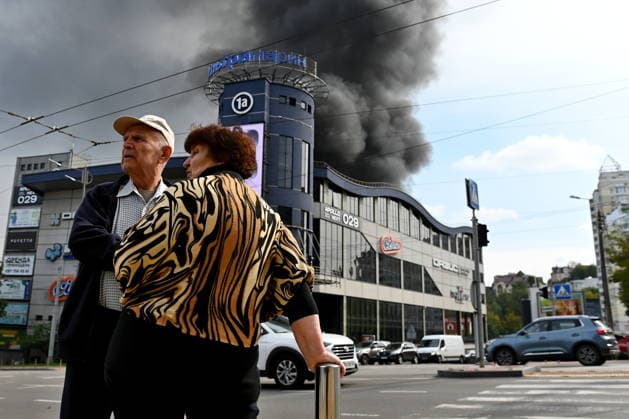 Russian Drone Strike In Kyiv An elderly couple stands in front of smoke rising from an office building following Russian drone strikes in Kyiv, Ukraine, on September 23, 2026. KYIV Ukraine  Copyright: xOleksandrxGusevx originalFilename: gusev-russiand260923_npBdr.jpg