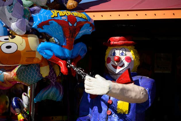 Pappmachee Clown mit Luftballons auf der Oidn Wiesn - Oktoberfest Wiesn, München 23.09.2026